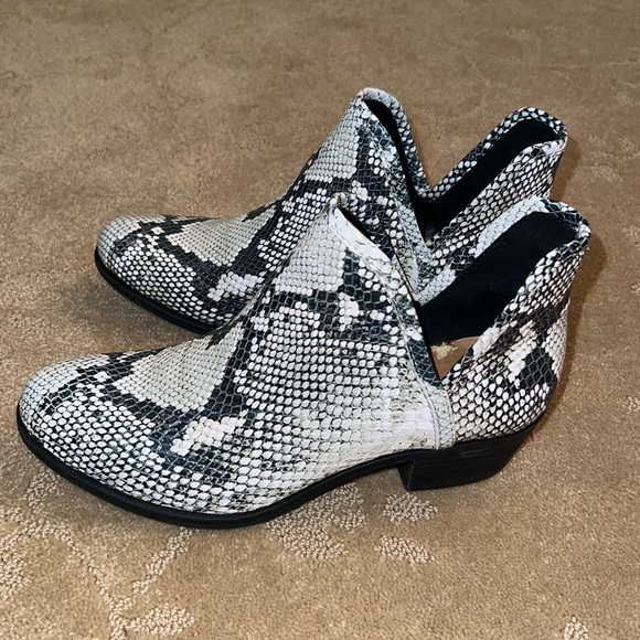 Lucky Brand Snakeskin Cut Out Booties, Sz 6.5* - Picture 1 of 7